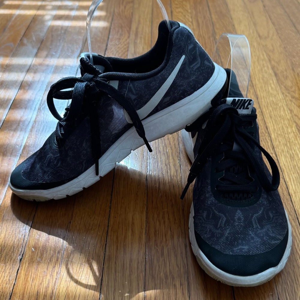 Nike Flex Experience RN5 running grey and White Athletic Shoes, size 6.5 women - Picture 1 of 12